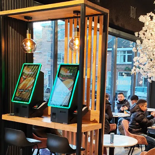 De toekomst van Quick-Service Restaurants omarmen: Millennials en Gen Zers stuwen de opkomst van Self-Order Kiosks voort
