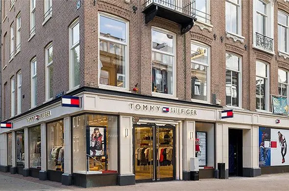 Screens, glorious screens, bij Tommy Hilfiger's store of the future in Amsterdam